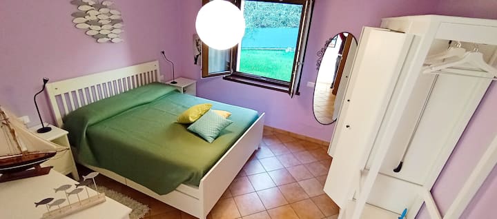 מזרן זיכרון. מיזוג אוויר. חלון בגינה 