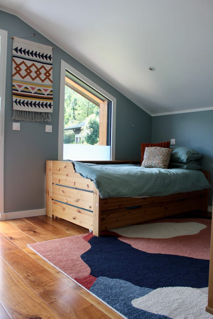 เตียงเดี่ยวพร้อมเตียงแบบดึงออกด้านล่าง