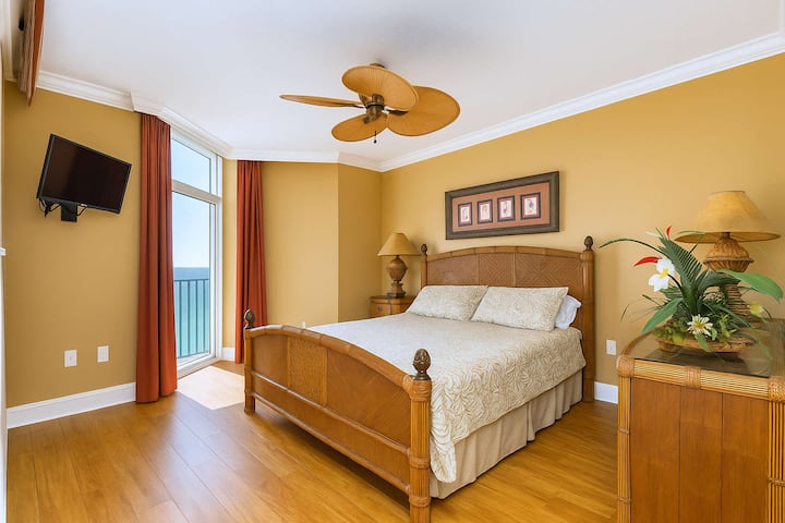 انجرف إلى أرض الأحلام مع أصوات الأمواج اللطيفة. يتميز جناحنا الرئيسي بسرير كبير فاخر وإطلالات لا تضاهى على الشاطئ. هل تريد النوم ؟ تضمن ستائر التعتيم الراحة دون انقطاع.