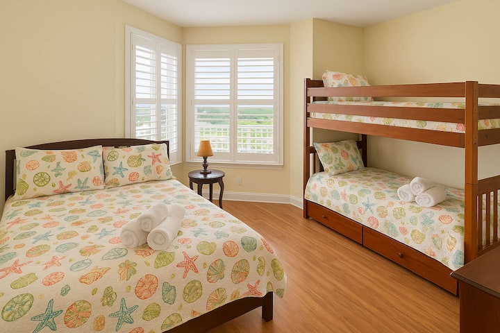 غرفة النوم الخلفية، وهي ملاذ للصغار مع سرير مزدوج، وأسرّة بطابقين، وسرير متحرك، في وضع رائع لتقليل الضوضاء وضمان الليالي المريحة. أغلقه واترك خيالهم يتجولون في عالم من الأحلام واللعب! 