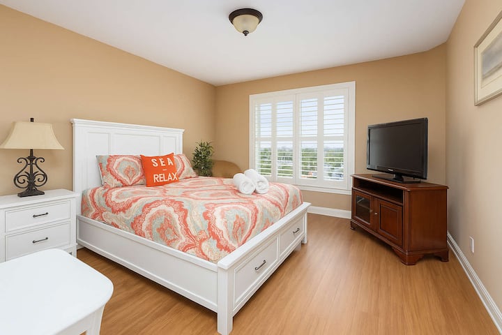 ساحرة وحميمية: غرفة النوم الوسطى، المزينة بمصاريع المزارع الأنيقة، توفر ملاذًا مريحًا. هل تحب الخصوصية ؟ أغلقها بسهولة، مما يخلق جناحًا هادئًا بعيدًا عن صخب الشقة وصخبها. مثالي لقليل من "وقتي" 