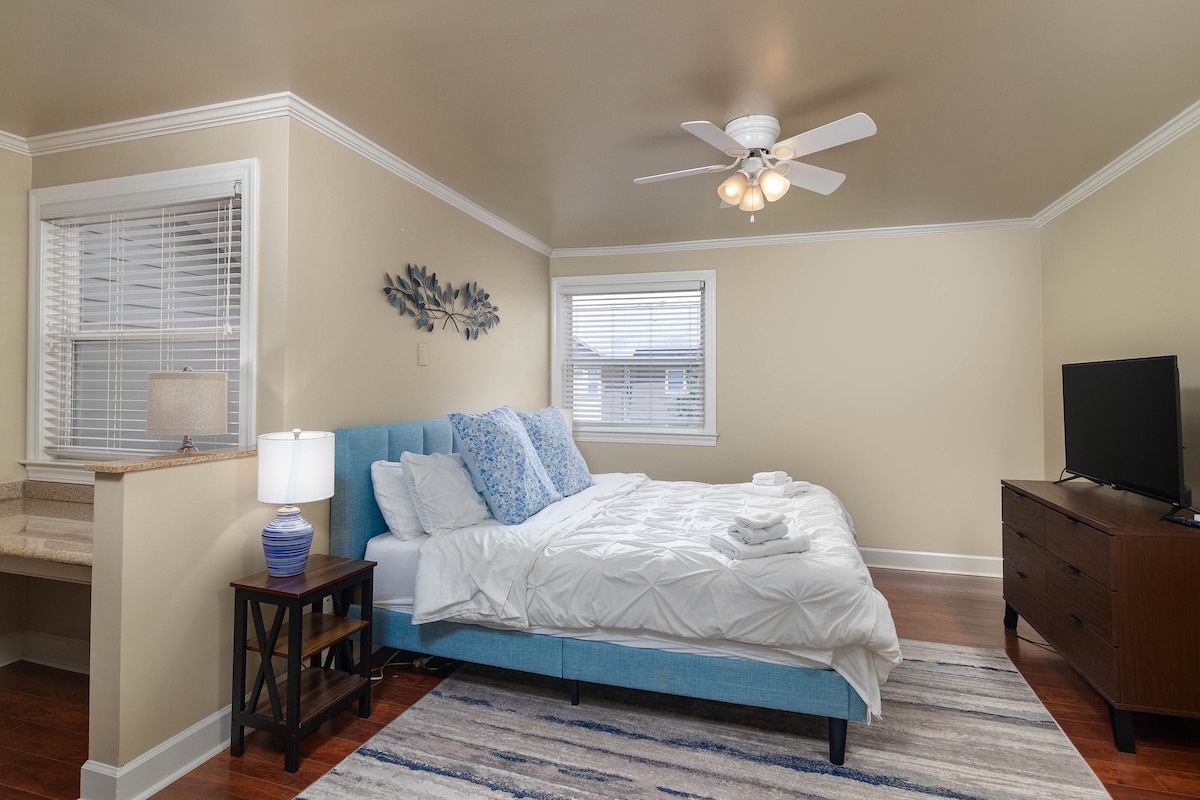 1 cama tamaño queen
2 camas individuales.