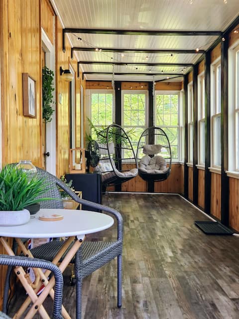 Riverside home near downtown, wineries, hiking