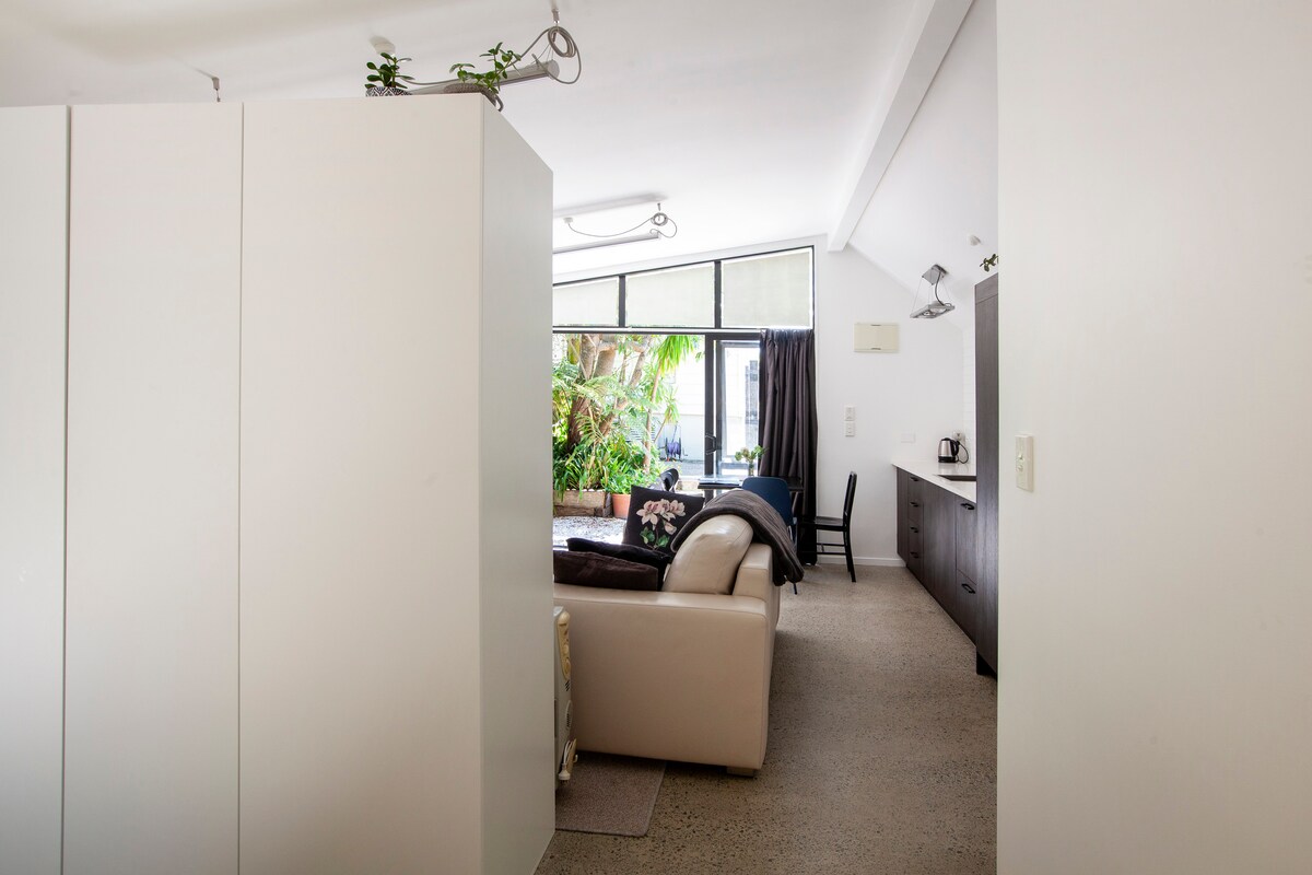 Popular Airbnb listing: Lovely Tropical Garden Studio in Grey Lynn