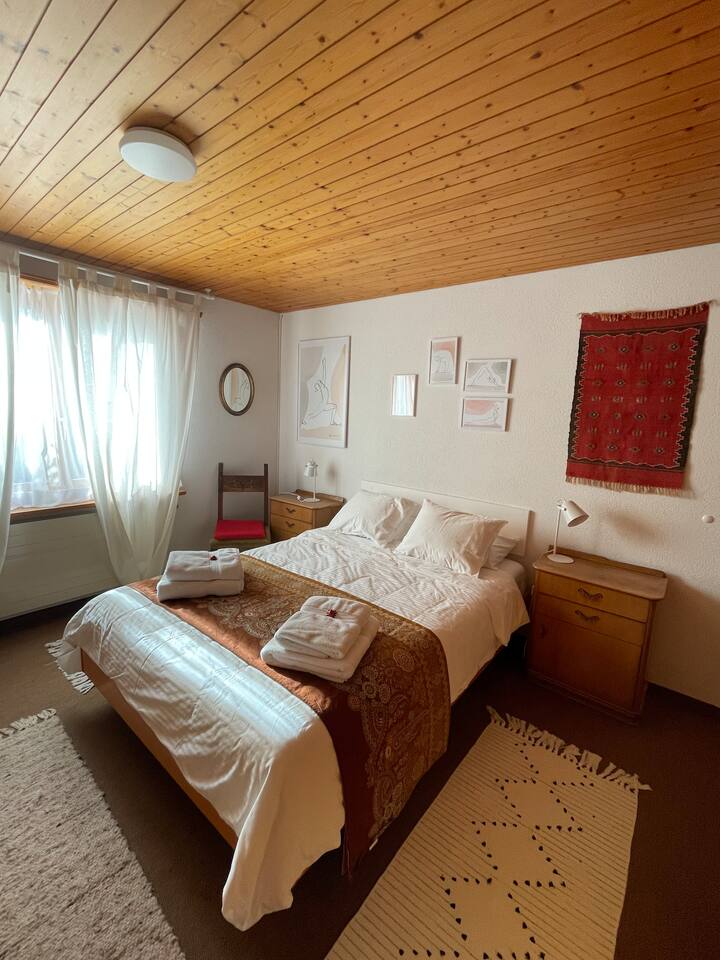 הנה מנוחה טובה: חדר השינה נמצא באותה קומה כמו הסלון ויש בו מיטה זוגית (140/200 ס"מ).