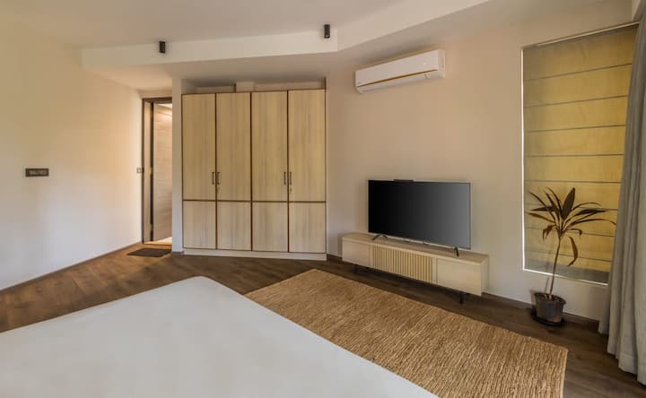 Bedroom 1 image 2