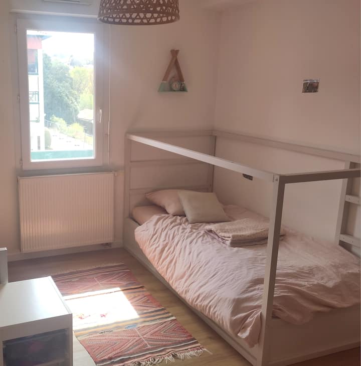 Kjo dhomë - më e madhja - mund të akomodojë një fëmijë, si dhe një të rritur me një krevat 90X200.
Ajo gjithashtu ka një zyrë. 