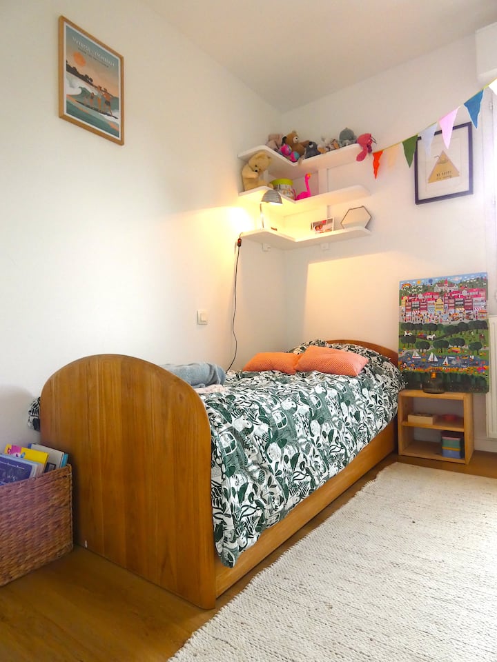 Kjo dhomë fëmijësh ka një krevat tek prej 80x190 që mund të dyfishohet me një krevat shtesë (fotografia tjetër)