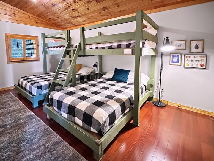 בחדר הקומתיים יש שתי מיטות מלאות תחתונות ושתי מיטות נפרדות עליונות. יש בו ארון, מכונת סאונד, שידת לילה עם מטען ומנורה. **שימו לב שרק שני אנשים שמשקלם פחות מ -125 פאונד מורשים לעלות על המיטות העליונות.