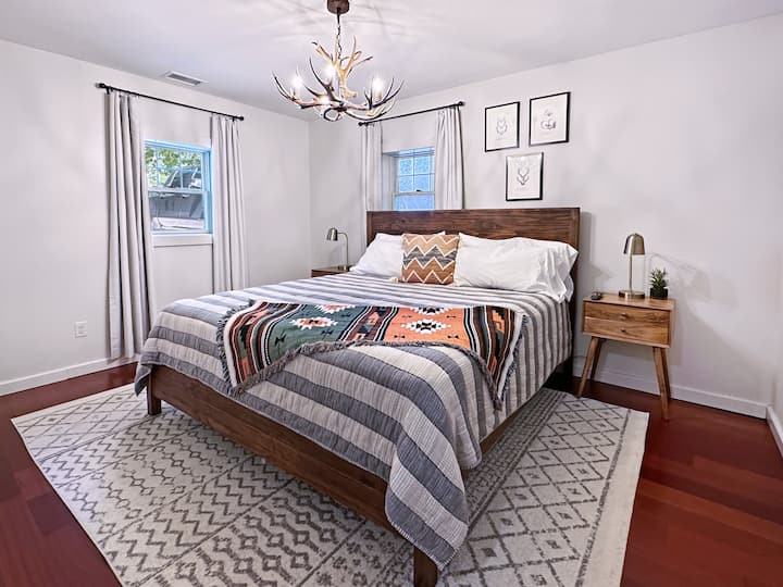 בסוויטה למטה יש מיטת קינג, טלוויזיה ושידות לילה עם שקעי USB.  הוא מתחבר גם דרך מסדרון קטן לחדר הרחצה. חדר הרחצה וחדר השינה יכולים לשמש כסוויטה ראשית, או חדרים נפרדים.