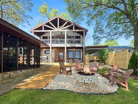 Fall Waterfront Lodge + King Beds