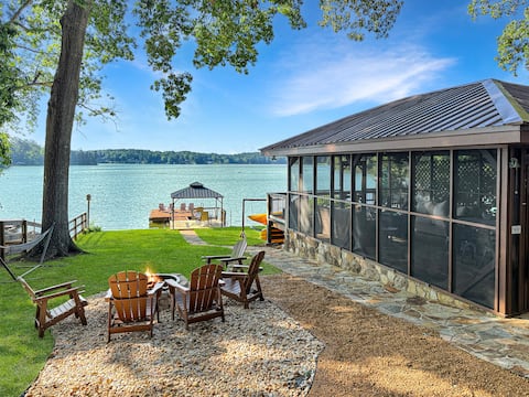 Fall Waterfront Lodge + King Beds