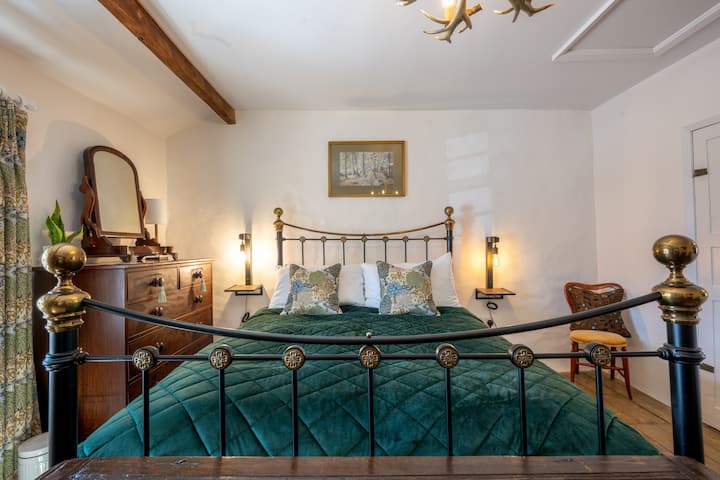 מיטת קינג סייז נוחה במיוחד לשינה מושלמת בלילה.