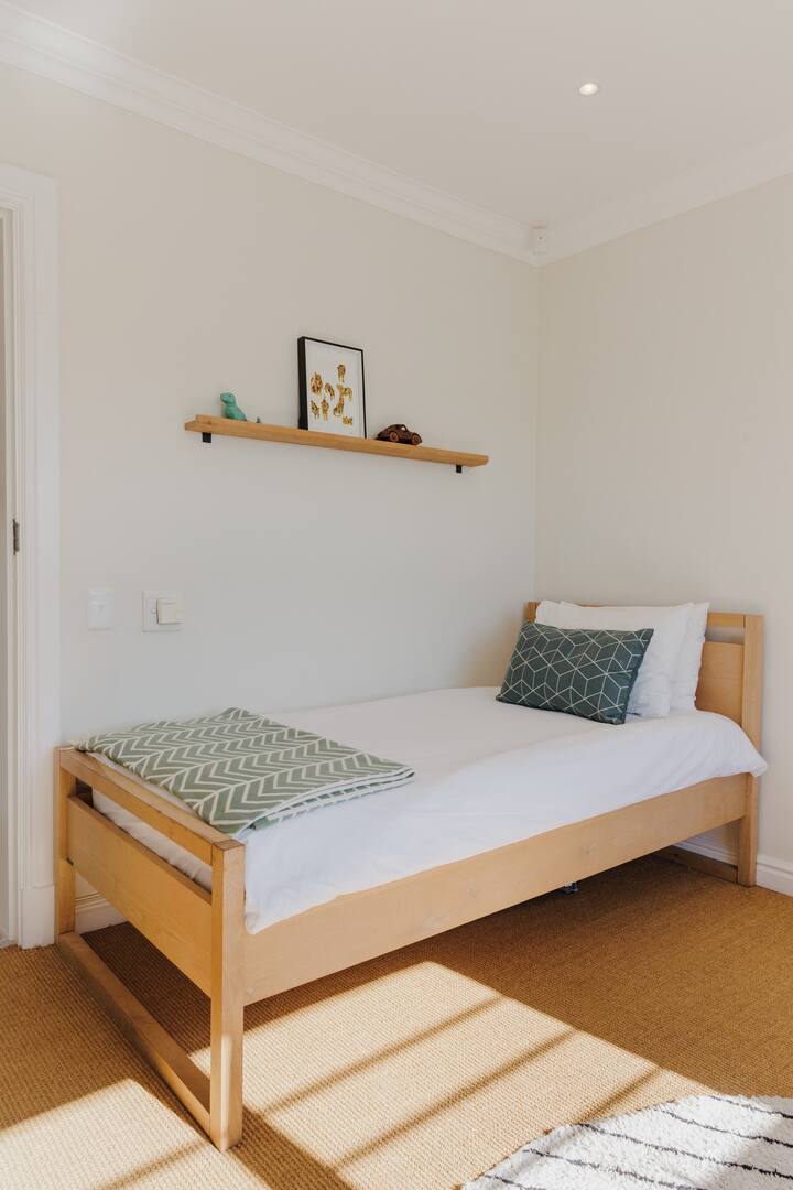 Четвъртата стая може да бъде обзаведена с 2 единични легла или двойно легло king size. Стая 3 и 4 имат обща баня. Стая 4 е килер към основната спалня, идеална за малки деца. 