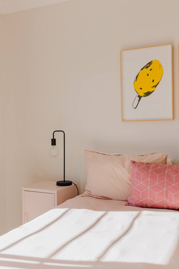 Двойно легло (или може да бъде оборудвано с 2 единични легла), тази стая е обща и баня със стая 4. Спалното бельо за гости е изцяло бяло.