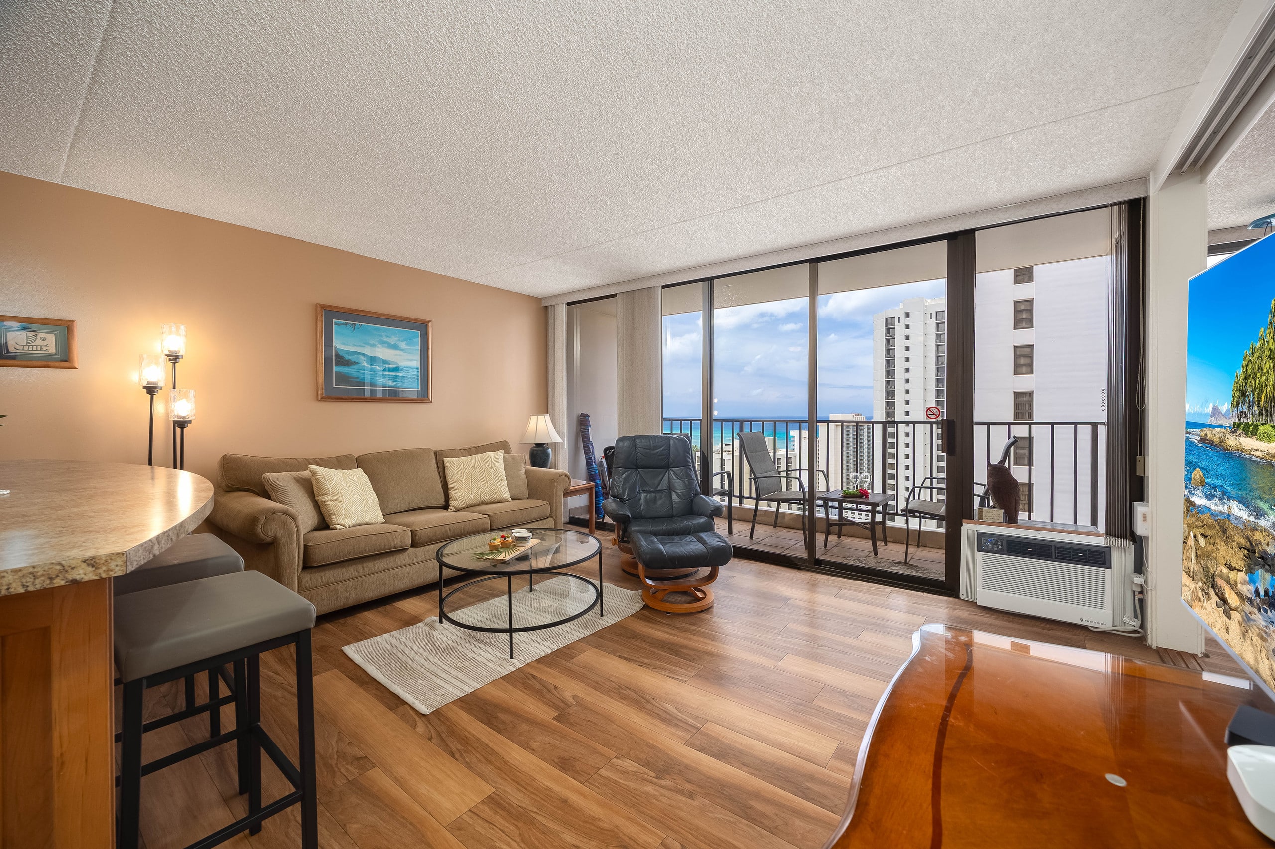 Condo in Honolulu · ★4.67 · 1 bedroom · 2 beds · 1 private bath - Image 5