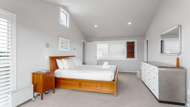 Hoofdslaapkamer boven met kingsize bed 