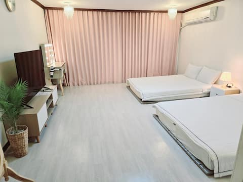 [Sokcho-Byeol] In front of Sokcho Beach/10 minutes on foot from Express Terminal/Free parking/Dogs accompanied (rules fill)/Self-catering available