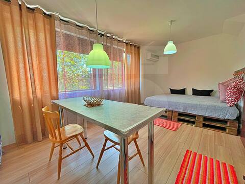 Top Airbnb: Sunny Cozy Retreat Big Balcony in Младост