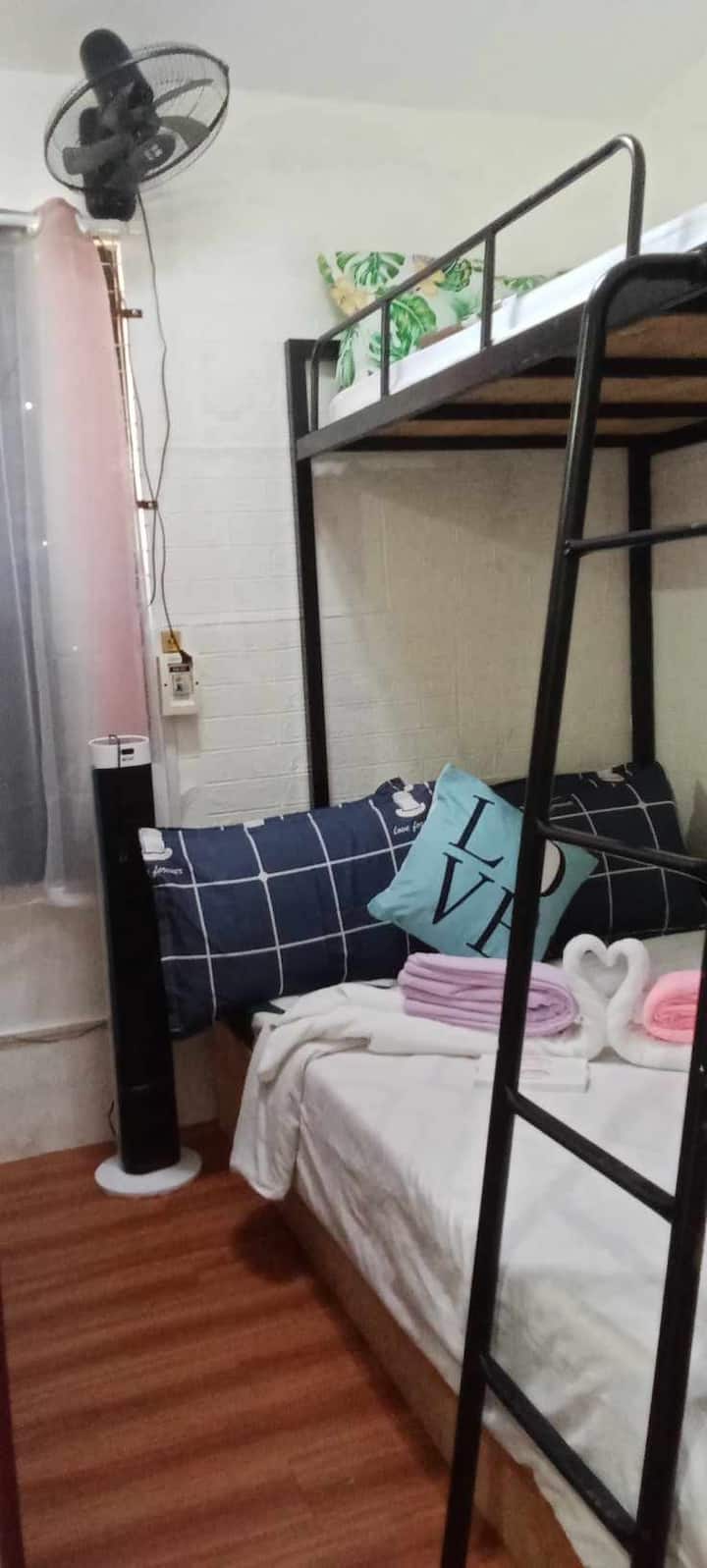 ห้องนอนเล็ก (ห้องใต้หลังคา)