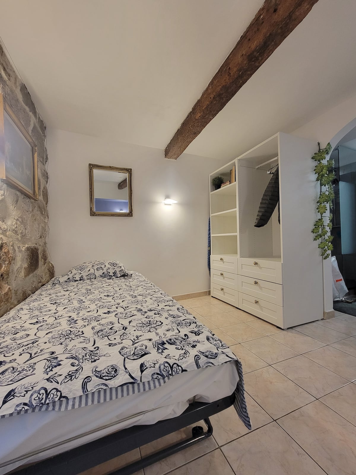 Bedroom with flexible twin or double bed at Maison Embonne