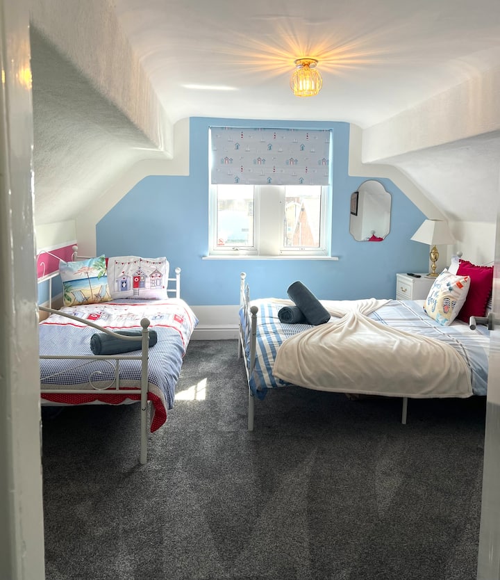 საძინებელი თეთრეულის პირსახოცებით,  ჟალუზი