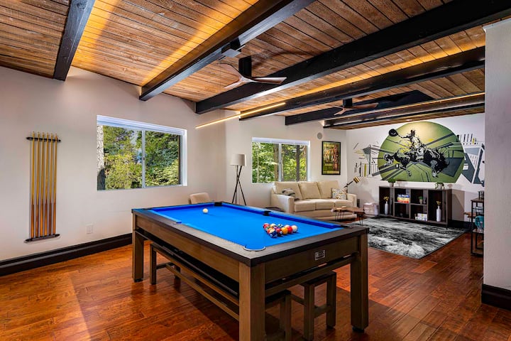 Kati i poshtëm privat me një krevat dopio "king" (nuk është në foto) nën një murale kaubojësh të personalizuar, tavolinë bilardoje me përmasa të plota, divan krevat dopio "queen" La Z Boy me një dyshek Tempur Pedic dhe një televizor inteligjent 65 inçësh që lëvizet. Hyrja e veçantë e bën atë një strehë të qetë dimërore.