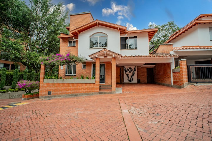 Spacious Family Home In El Poblado, Close To Eafit - Envigado