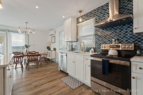 Private Lakeside Cottage w/ Sauna