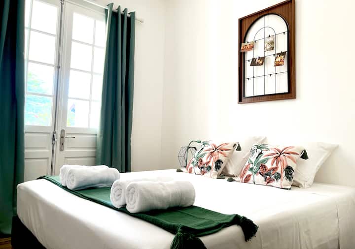 Dhomë shumë e ndritshme me qasje të drejtpërdrejtë në verandë. Hapësirë magazinimi.