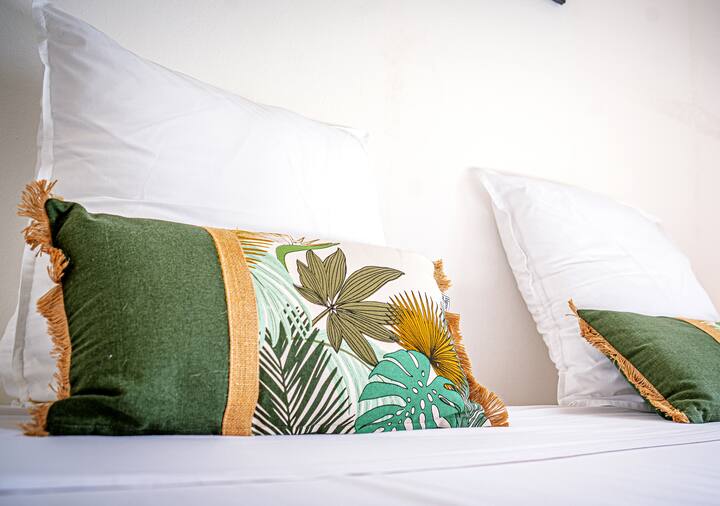 Dhomë e madhe shumë e ndritshme, me pamje nga kopshti dhe pjesa e përparme e shtëpisë, hapësirë magazinimi.