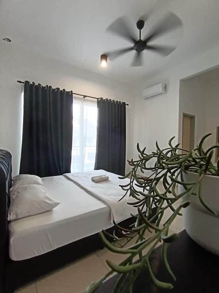 Dormitorio principal con cama King (aire acondicionado y ventilador)