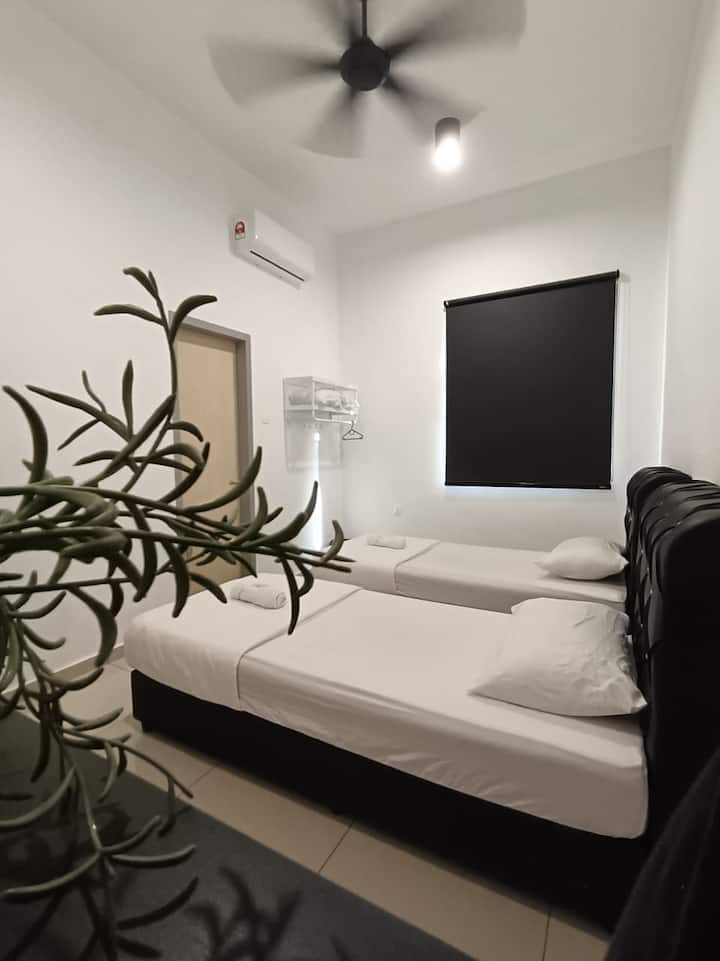 Dormitorio 3 con 2 camas individuales (aire acondicionado y ventilador)