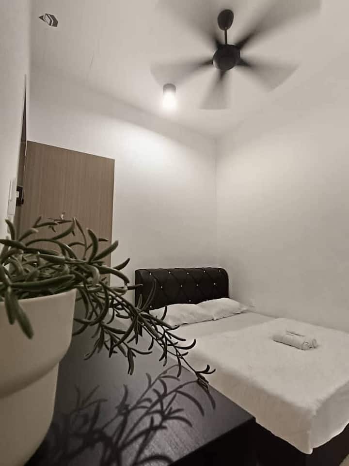 Dormitorio 4 con cama tamaño queen (aire acondicionado y ventilador)