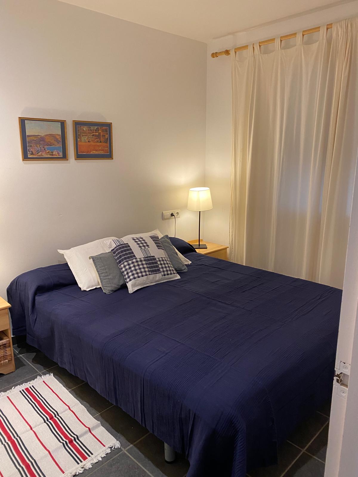 chumba cha watu wawili kilicho na kabati la nguo lenye vifaa kamili 