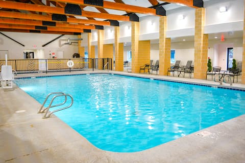 3BR near West Entrance, Pool, Hot Tub, Game Room.