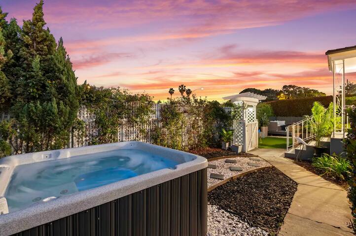 PB Hot Tub Triplex 5BR, MiniGolf, Games & Parking! gallery image 3