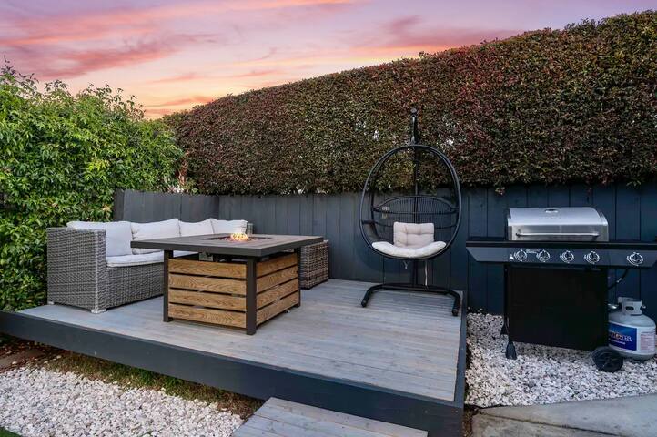 PB Hot Tub Triplex 5BR, MiniGolf, Games & Parking! gallery image 5