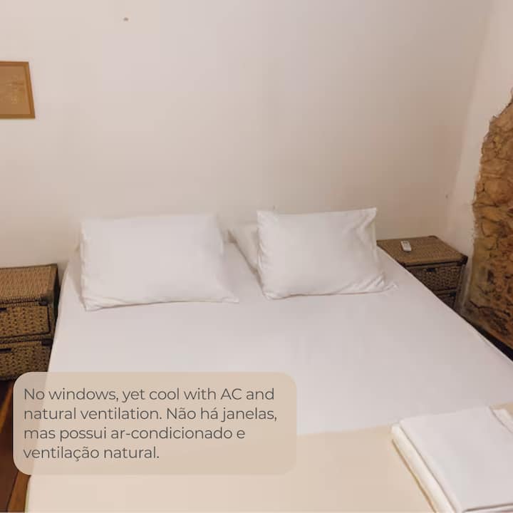 لا توجد نوافذ، لكنها باردة مع مكيف الهواء وتدفق الهواء الطبيعي. لا توجد نوافذ في هذه الغرفة، ولكن هناك تكييف هواء وتهوية طبيعية، مع احترام الهندسة المعمارية الأصلية.