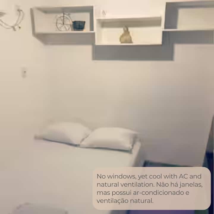 لا توجد نوافذ، لكنها باردة مع مكيف الهواء وتدفق الهواء الطبيعي. لا توجد نوافذ في هذه الغرفة، ولكن هناك تكييف هواء وتهوية طبيعية، مع احترام الهندسة المعمارية الأصلية.