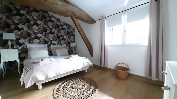 Lule dhome 
Shtroja të reja 140x200 
Ventilatori i kolonës
Grila dhe perde të errëta 
Ngrohës i ri
Peshqirë të ofruar 
Krevatet bëhen pas mbërritjes për rehatinë tënde
Mbulesë jastëku + çarçaf i montuar + jastëk.