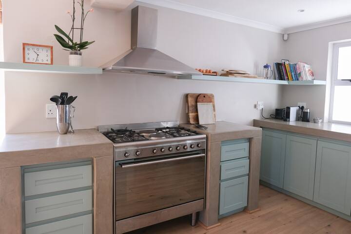 Family home, extraordinary views, newly renovated gallery image 3