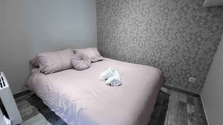 Malá útulná izba pre dvoch, s posteľnou a kúpeľňovou bielizňou.

