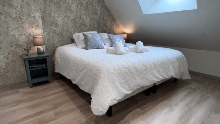 Pohodlná manželská posteľ a úhľadne ustlaná posteľ pre bezproblémový odpočinok.

