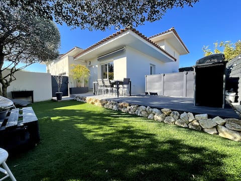 Villa for 6 people with pool and garden 350 m2