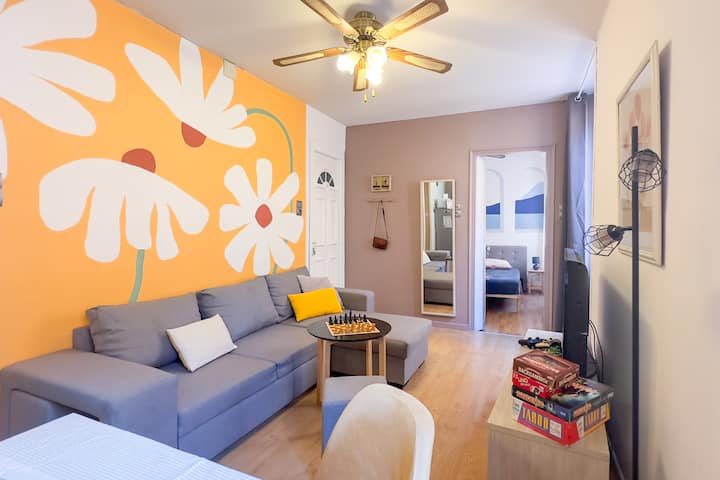 La porte blanche est l'entrée de l'appartement. Vue depuis le milieu de la pièce, en direction de la chambre bleue. Un jeu d'échecs est prêt, si vous souhaitez jouer !