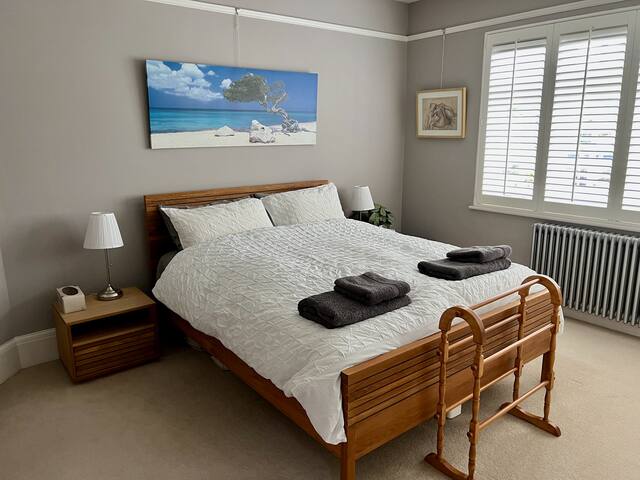 Spacious house next to Hampstead Heath gallery image 3