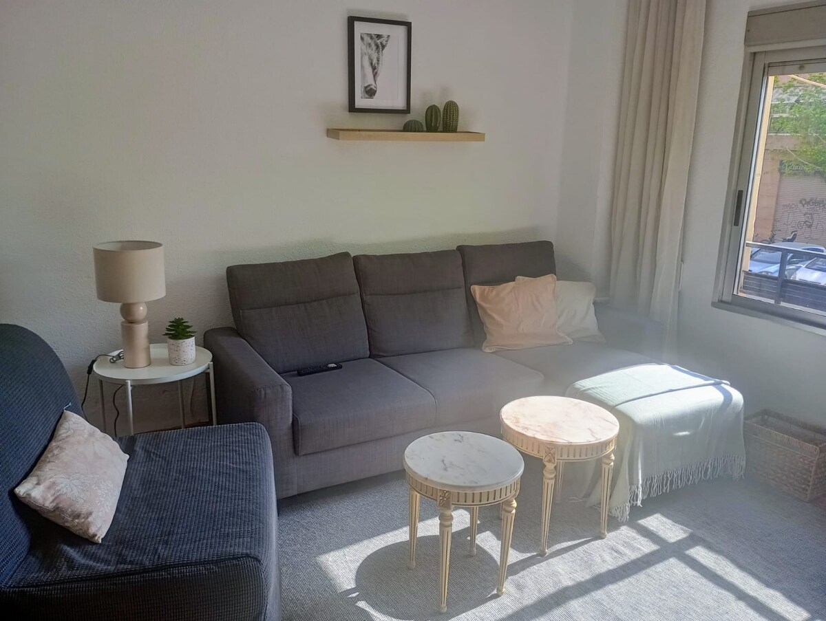 Top performing Airbnb: Sunny and spacious apartment. in L'olivereta