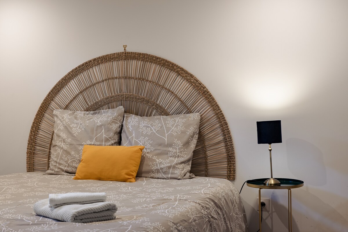 Habitación situada en el sótano, lejos de las otras habitaciones, con un espacio de pasillo donde puede colgar su ropa.