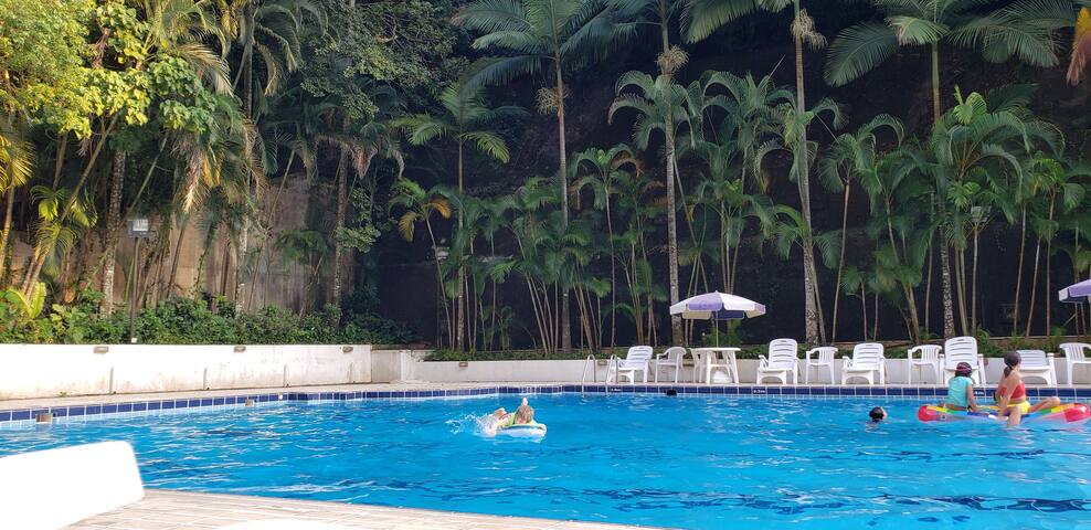 Luxurious and charming 4BR flat on HK Island gallery image 2